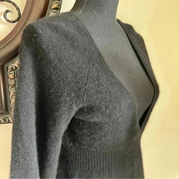 Aqua Women’s Black Low Cut 3/4 Bell Sleeve 100% Cashmere Sweater Jumper Medium - Picture 12 of 14